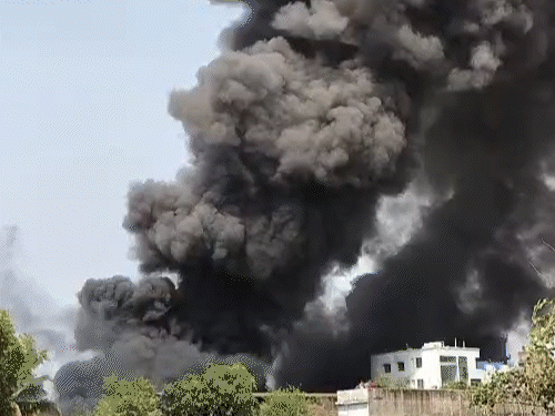 रायगढ़ में कबाड़ गोदाम में भीषण आग,VIDEO:  धुएं का गुबार दूर तक दिखा, बगल में हीरो शोरूम से हटाई गईं बाइकें, मौके पर पहुंची फायर-ब्रिगेड – Raigarh News