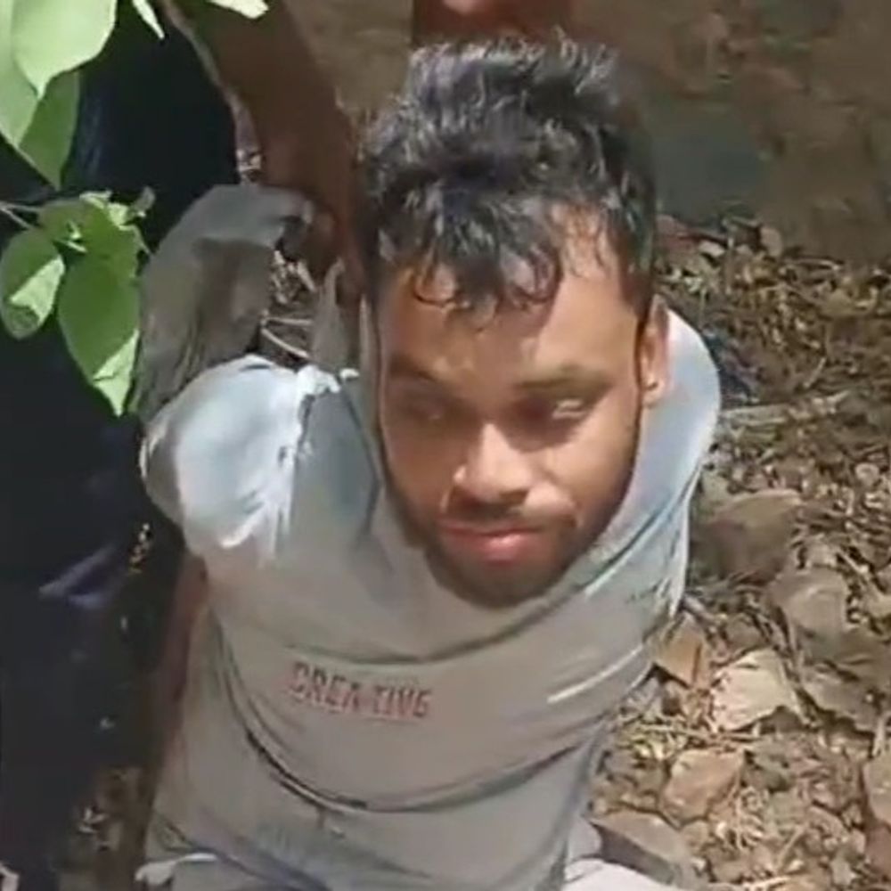 पहले चोर को गमछे से पकड़ा फिर पुलिस को सौंपा:महोबा में मंगलगढ़ किले में तोप काटते पकड़ा गया गोरखपुर का आरोपी