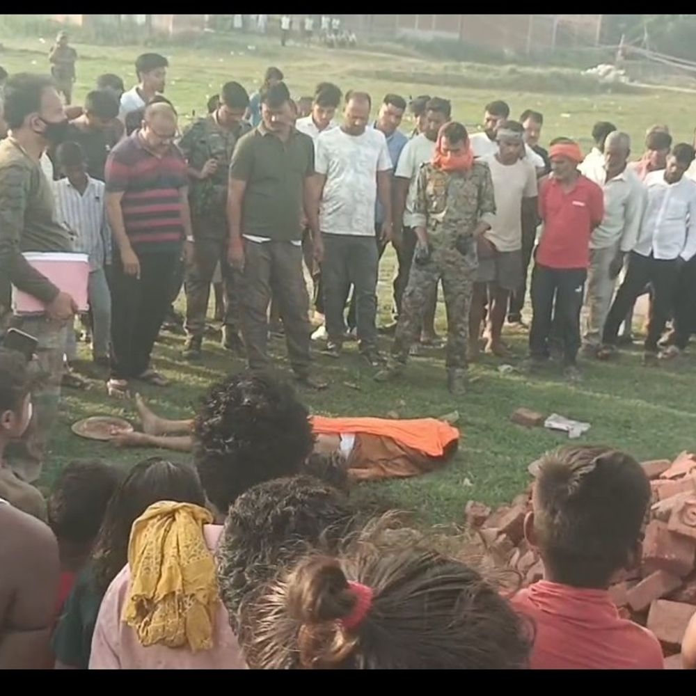 पलामू में आंगनबाड़ी के पीछे मिला एक व्यक्ति का शव:  धारदार हथियार और ईंट से कुचलकर हत्या, मृतक की नहीं हो सकी पहचान – Palamu News