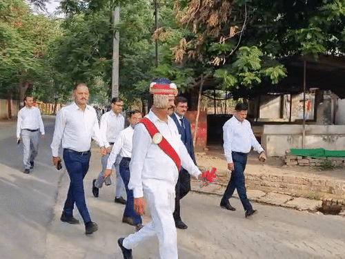 यूपी में पेट्रोल-डीजल किल्लत पांचवे दिन बरकरार:  प्रयागराज में जिला जज पैदल कोर्ट पहुंचे, महराजगंज में टेंट मच्छरदानी लगाकर पंप बने रैन बसेरा – Maharajganj News