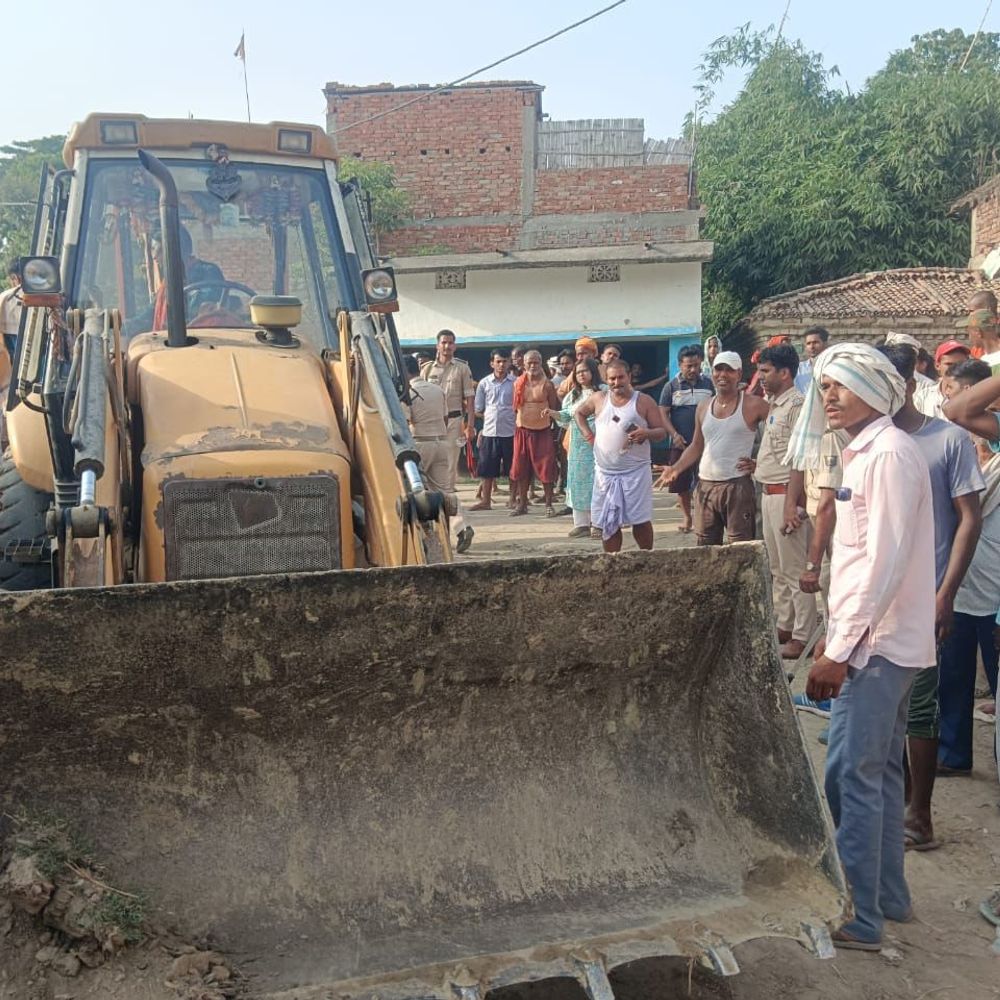 मोहनपुर में 26 अवैध कब्जों पर चला बुलडोजर:  सरकारी जमीन खाली कराई, पुलिस बल तैनात; आवागमन सुगम – Sheohar News
