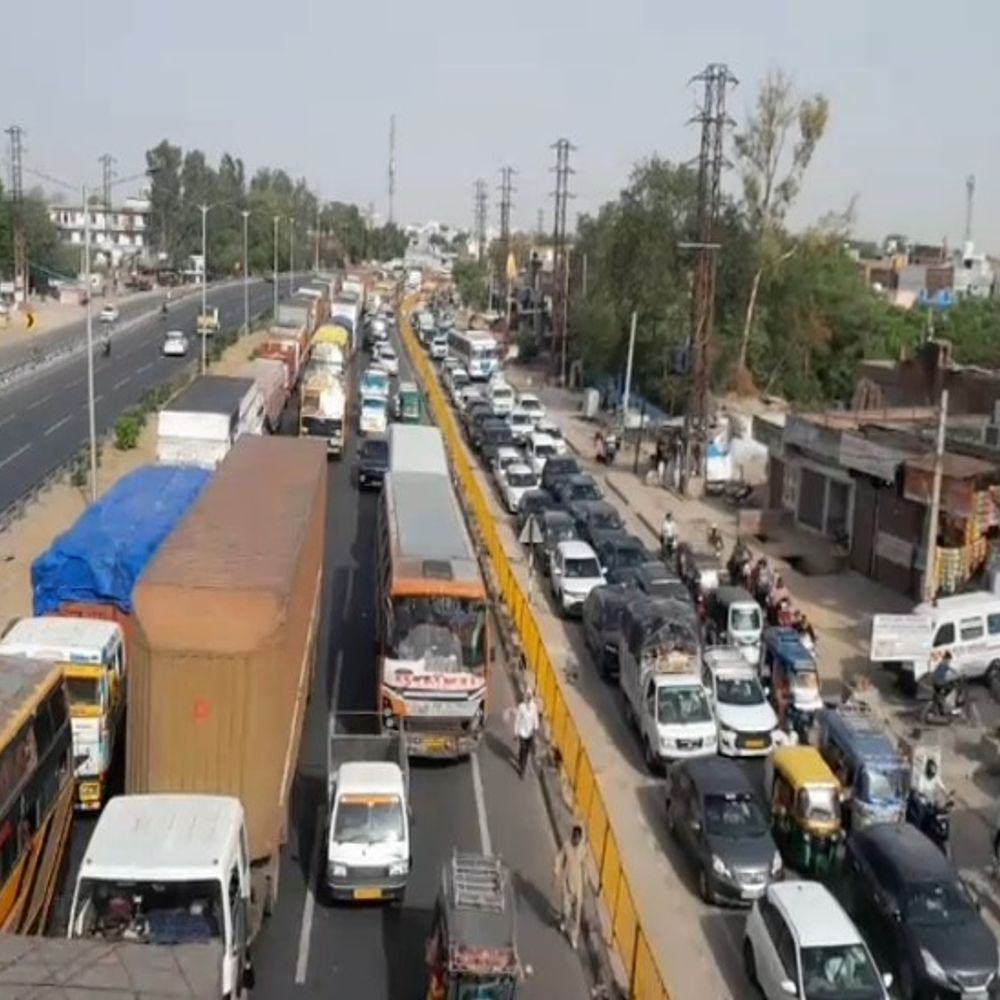 मथुरा में नेशनल हाईवे पर लगा जाम:भीषण गर्मी और जाम से परेशान हुए लोग, 4 घंटे से ज्यादा संत तक फंसे रहे