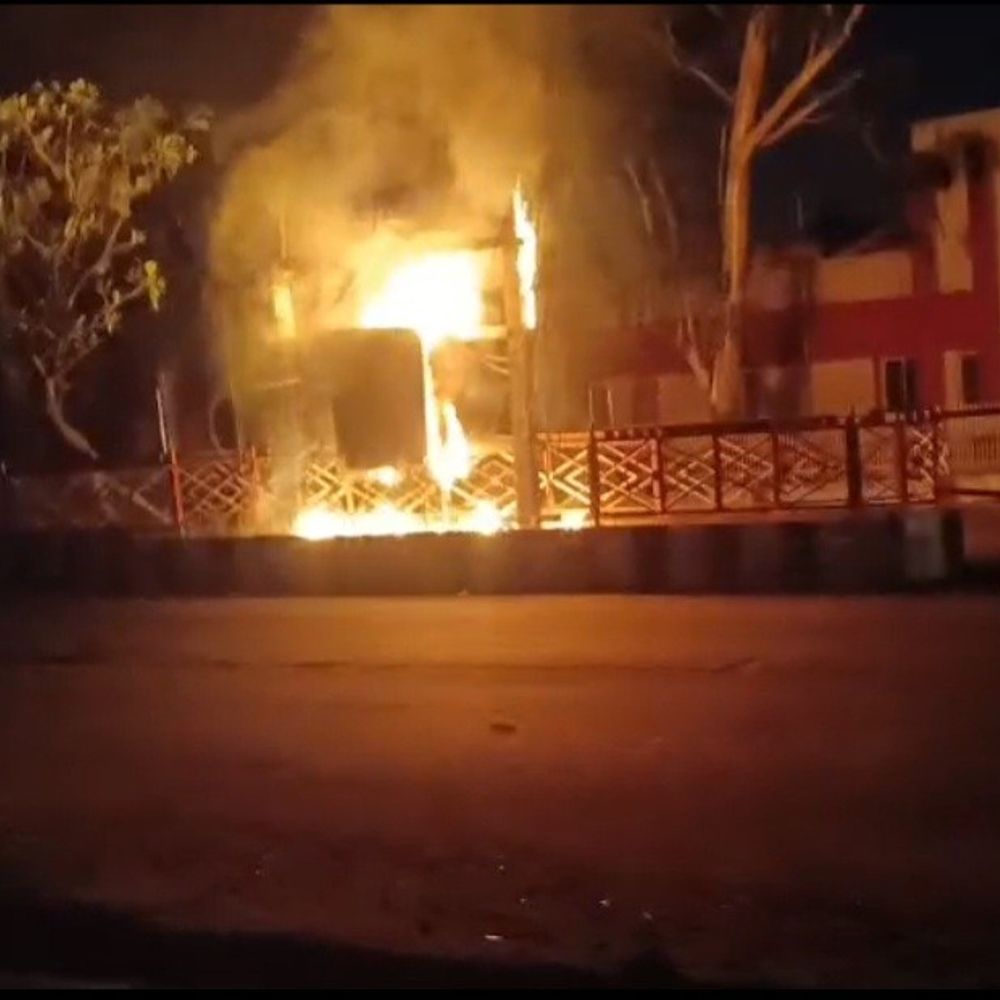 टीकमगढ़ में ट्रांसफार्मर बॉक्स में आग:  बिजली लोड बढ़ने से भड़की चिंगारी; कई इलाकों में आपूर्ति बाधित – Tikamgarh News