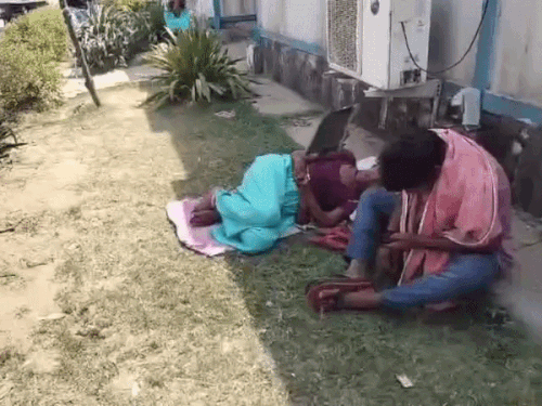 टीन कंटेनर अस्पताल में गरमी से झुलस रहे पेशेंट,VIDEO:  चादर बिछाकर लेटे, पंखा झल रहे; मरीज बोले-AC बंद, दम घुटता; कोरोना काल में बना था – Faridabad News