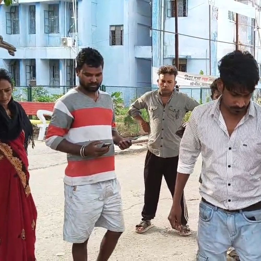सड़क किनारे मिला 34 वर्षीय युवक का शव:परिजनों ने लू लगने से मौत की आशंका जताई,भाई बोला-सुबह खाना खाकर घर से निकला था