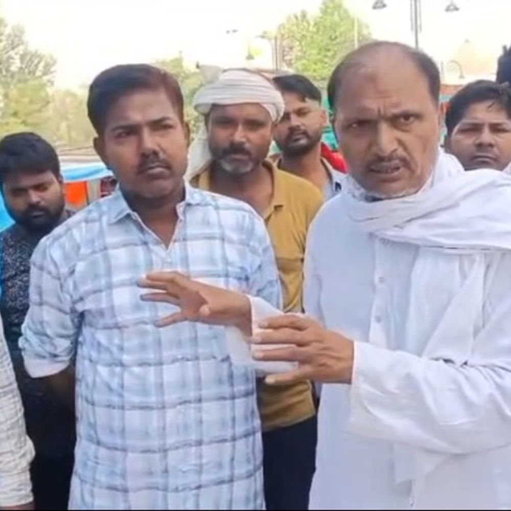 मऊ रेलवे स्टेशन पर ऑटो यूनियन की बैठक स्थगित:ट्रैफिक सुधार पर होनी थी चर्चा, अधिकारियों की व्यस्तता के चलते टली