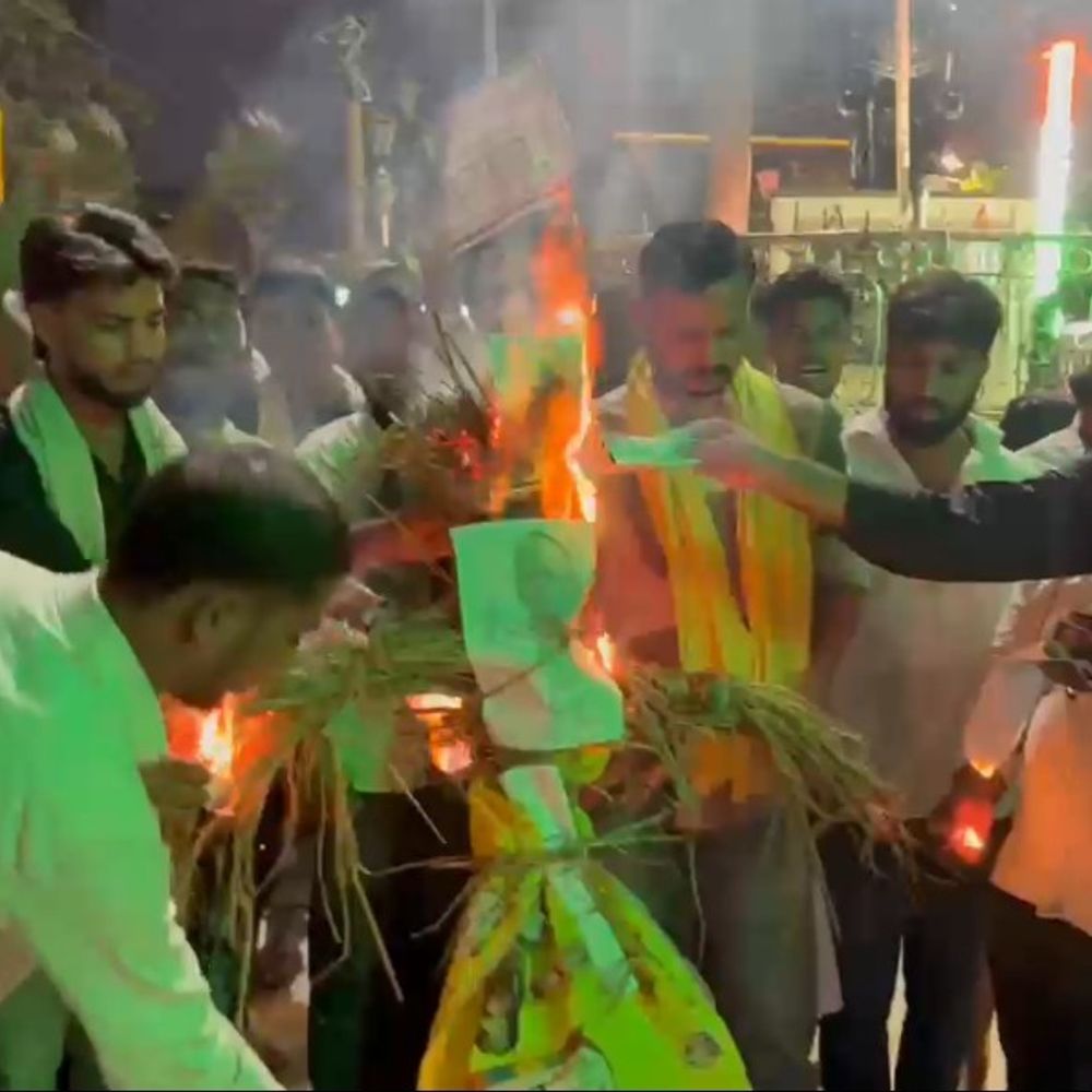 केंद्रीय मंत्री जीतन राम मांझी का पुतला जलाया:सहरसा में यादव समाज पर आपत्तिजनक कमेंट के विरोध में प्रोटेस्ट