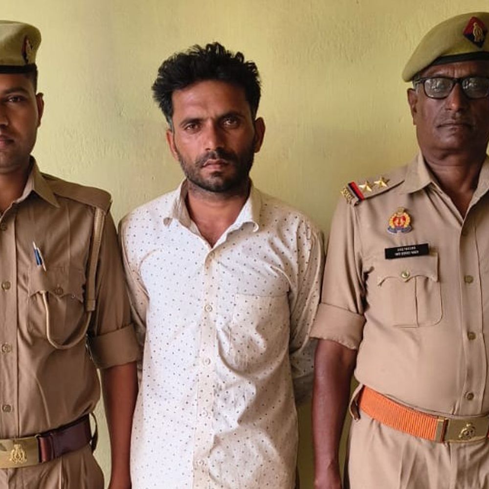 सोनभद्र में पुलिस ने फरार आरोपी को गिरफ्तार किया:गोवध निवारण अधिनियम मामले में झारखंड सीमा से हुई गिरफ्तारी