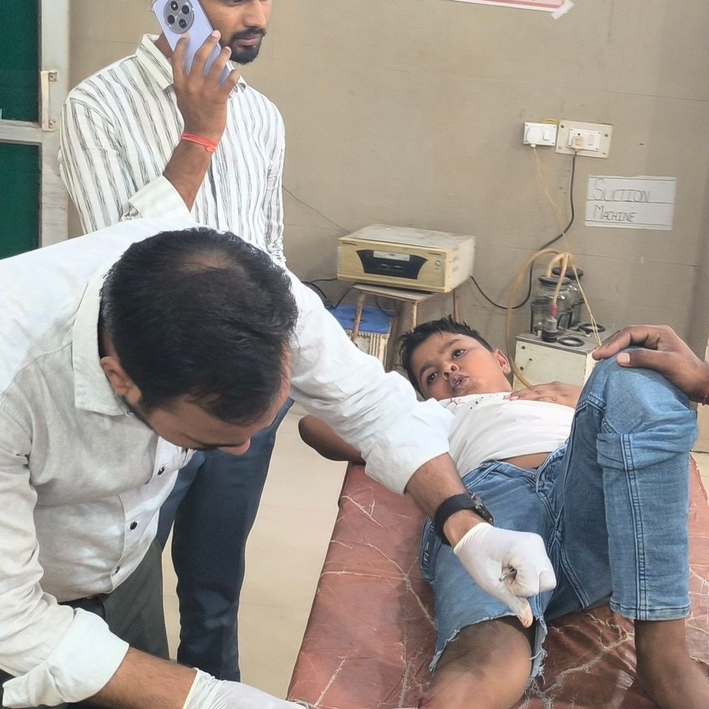 मैनपुरी में खुले नाले में गिरकर 13 वर्षीय बालक घायल:पैर फिसलने से सरिया पैर में धंसी, अस्पताल में भर्ती कराया गया