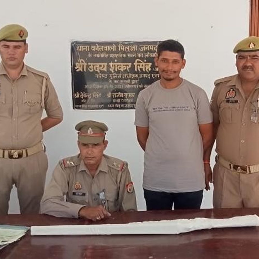 एटा में जानलेवा फायरिंग का आरोपी गिरफ्तार:हत्या के प्रयास के मामले में फरार चल रहा था, लाइसेंसी बंदूक व कारतूस बरामद