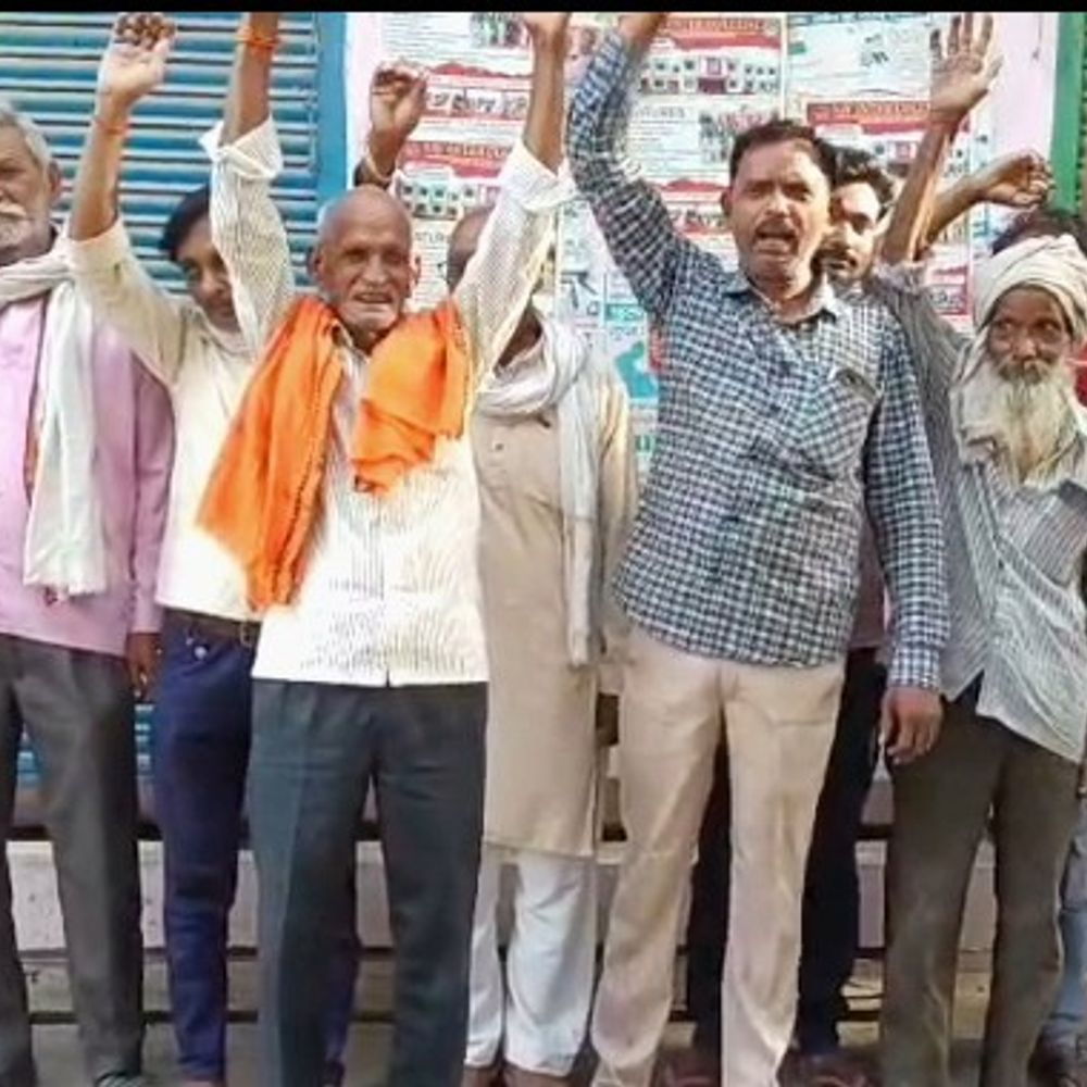 कौशांबी में अघोषित बिजली कटौती से ग्रामीण परेशान:समर्थ किसान पार्टी ने प्रदर्शन कर नियमित आपूर्ति की मांग की