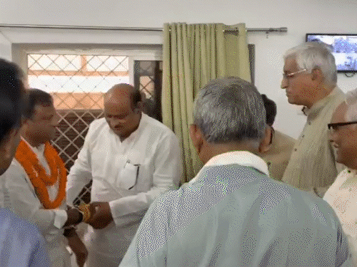 विवाद के बीच बैज ने सिंहदेव के पैर छुए, VIDEO:  भूपेश बोले- मैं सिंहदेव के बयानों पर प्रतिक्रिया नहीं देता: PCC चीफ की जिम्मेदारी देना हाईकमान का फैसला – Raipur News