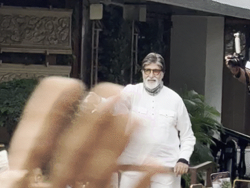 अमिताभ बच्चन के संडे दर्शन के दौरान शख्स बेहोश:  बिग बी के घर के बाहर भारी भीड़ के बीच बिगड़ी तबीयत, लोग संभालते दिखे