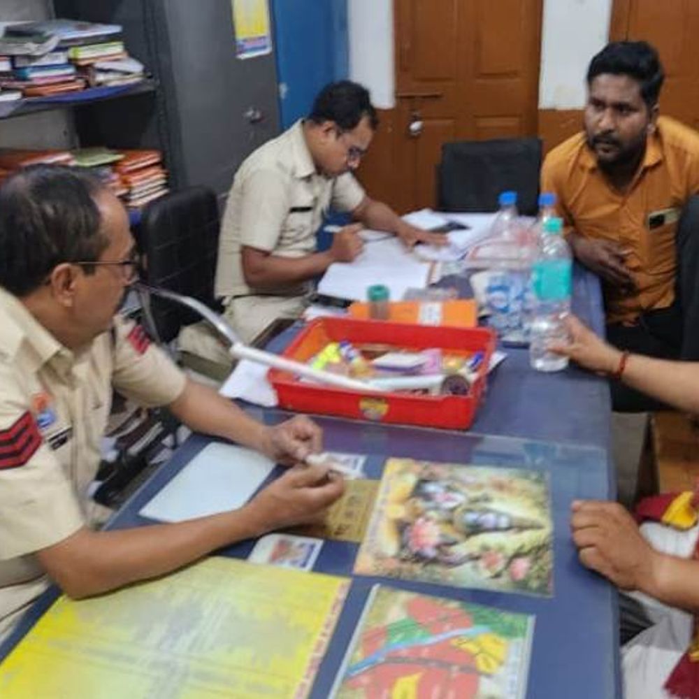 बिलासपुर के कोनी थाने में कबाड़ कारोबारी की खातिरदारी:  कुर्सी पर बैठाकर चाय पिलाने की तस्वीरें वायरल, प्रधान आरक्षक और आरक्षक लाइन अटैच – Bilaspur (Chhattisgarh) News