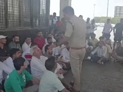 यमुनानगर में टोल प्लाजा पर ग्रामीणों का हंगामा:  एक लेन बंद कर जताया विरोध, आसपास के ग्रामीणों के लिए टोल निशुल्क करने की मांग – Yamunanagar News