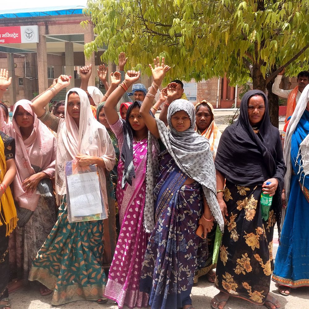 सोनभद्र में ग्रामीणों ने सड़क, पेयजल समस्या पर सौंपा ज्ञापन:बघुआरी व बसौली बहुआर के ग्रामीणों ने सीडीओ से की मांग