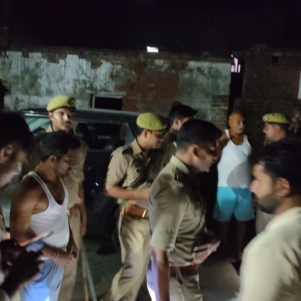 भदोही में घंटों चला बवाल, फायरिंग-बमबाजी:दर्जनों हमलावरों ने घरों में तोड़फोड़ की, मोबाइल-नकदी लूटी, तीन घायल; जोगापुर में कई थानों की फोर्स और पीएससी तैनात