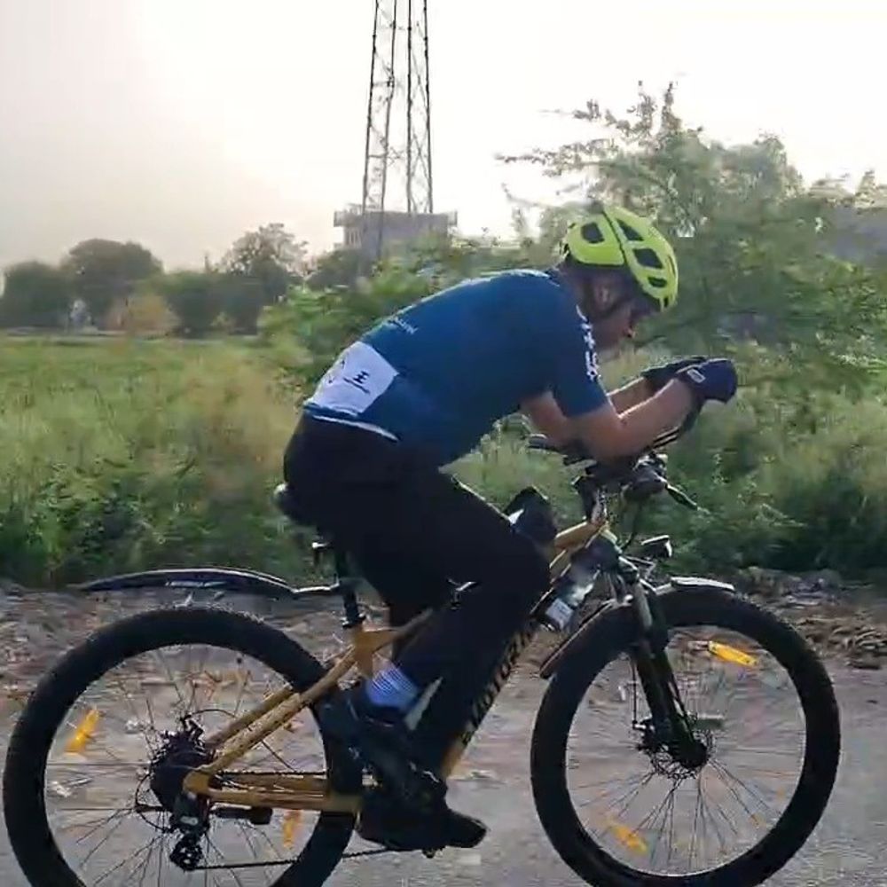 इटावा तहसीलदार ने सरकारी वाहन छोड़ा, साइकिल से गांव पहुंचे:जनगणना निरीक्षण कर दिया ईंधन बचत और पर्यावरण संरक्षण का संदेश