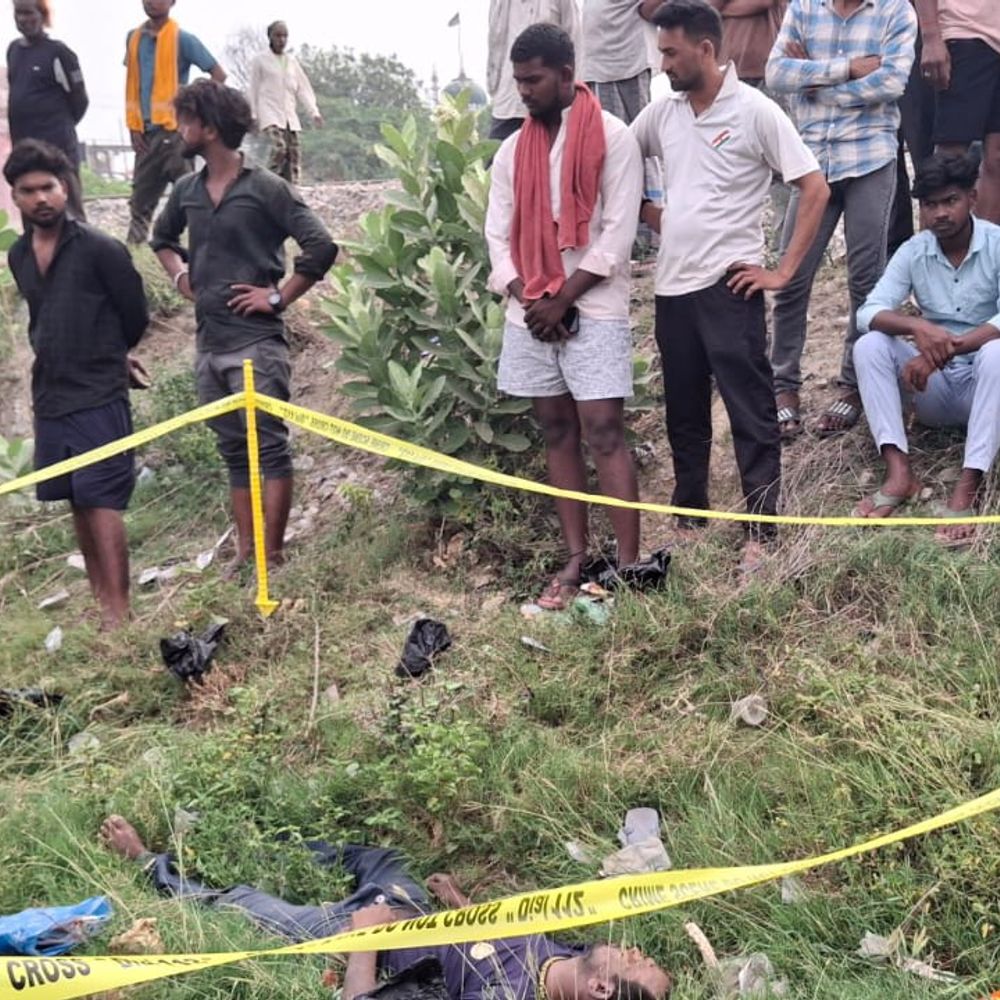 मऊ में रेलवे ट्रैक किनारे मिला शव:पुलिस ने कब्जे में लेकर पोस्टमार्टम के लिए भेजा, जांच जारी