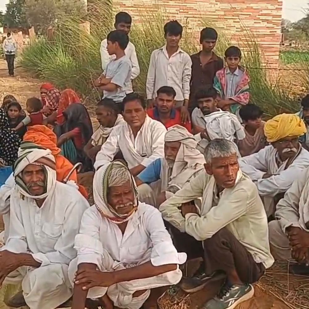 धौलपुर के गेंदा बाबा मंदिर में तोड़फोड़, मूर्ति-घंटा गायब:  ग्रामीण धरने पर बैठे, आरोपियों की गिरफ्तारी की मांग – Dholpur News