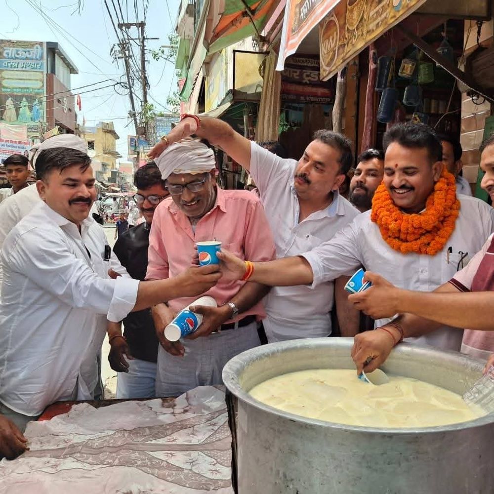 जिले में गंगा दशहरा पर्व की धूम:गंगा घाटों पर सुरक्षा के पुख्ता इंतजाम, बड़ी संख्या में उमड़े श्रद्धालु, वितरित किया गया शरबत