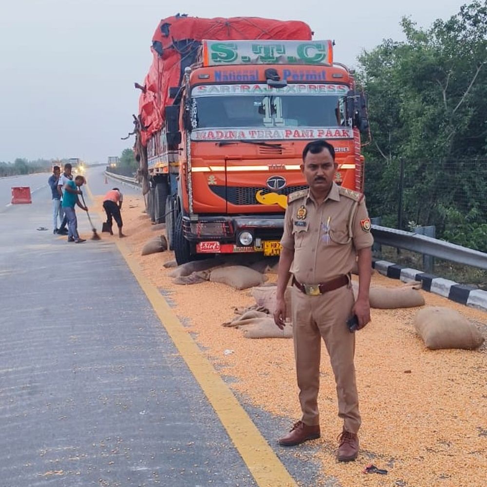 खड़े ट्रक के ड्राइवर-हेल्पर को दूसरे ट्रक ने कुचला, मौत:उन्नाव में लखनऊ-आगरा एक्सप्रेसवे पर हुआ हादसा, टायर चेक करते समय पीछे से मारी टक्कर