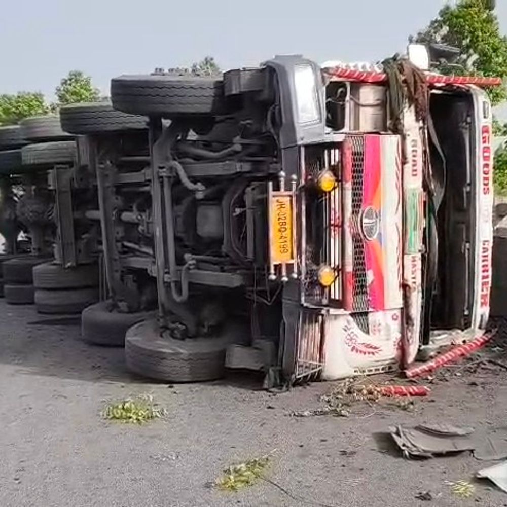 चतरा में मौत बनकर दौड़ रहा कोयला हाइवा:  पुल के डिवाइडर से टकराकर पलटा, राहगीर बाल-बाल बचे, सड़क पर बिखरा कोयला – Chatra News