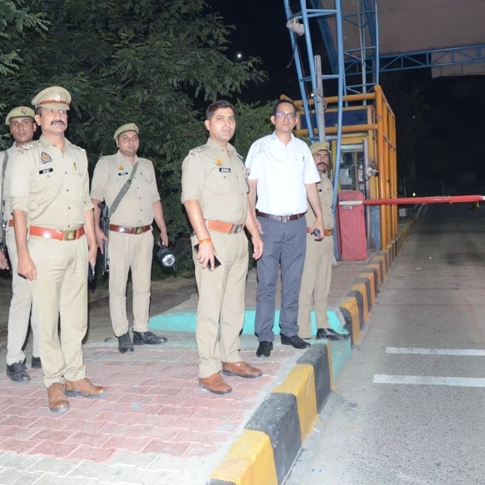बागपत में ओवरलोड ट्रक पर ₹51,250 का जुर्माना:एडीएम-एसपी ने चलाया चेकिंग अभियान, चालकों को यातायात नियमों के प्रति जागरूक किया