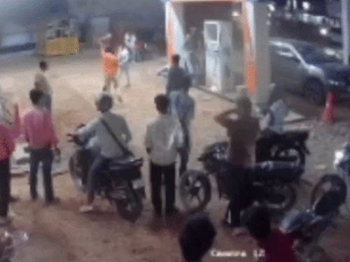 फरीदाबाद में पंप कर्मचारी की पिटाई VIDEO:  बाइक में तेल डालने को लेकर हुआ विवाद, पुलिस बोली कोई शिकायत नही मिली – Faridabad News
