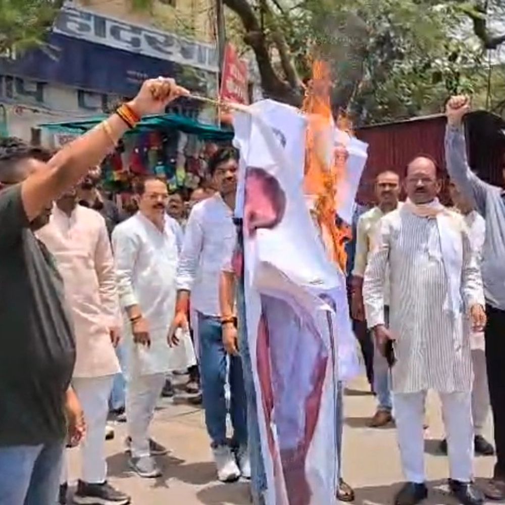 रायबरेली में भाजपा-कांग्रेस आमने-सामने, अभद्र टिप्पणी पर शिकायतें:राहुल गांधी और दिनेश प्रताप सिंह के खिलाफ कार्रवाई की मांग