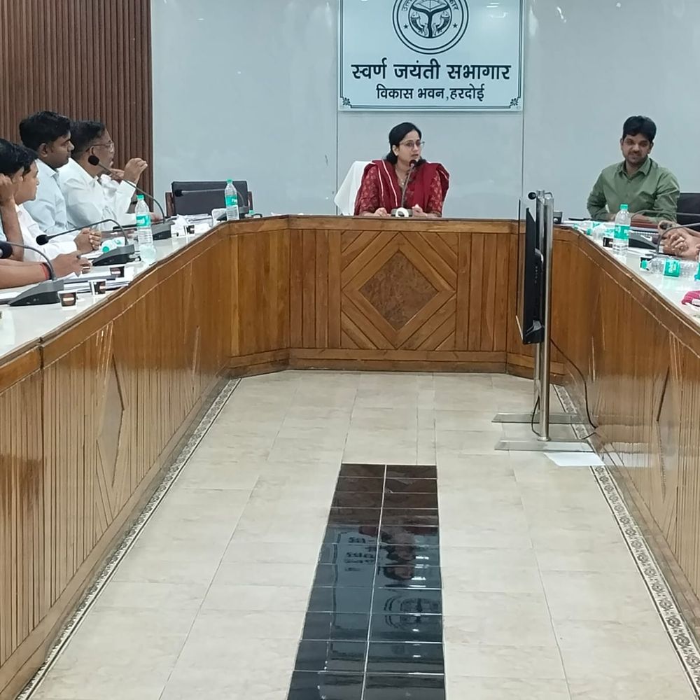 हरदोई में गोवंश आश्रय स्थलों पर निर्देश जारी:सीडीओ ने CCTV, हरे चारे और लू से बचाव इंतजामों की समीक्षा की