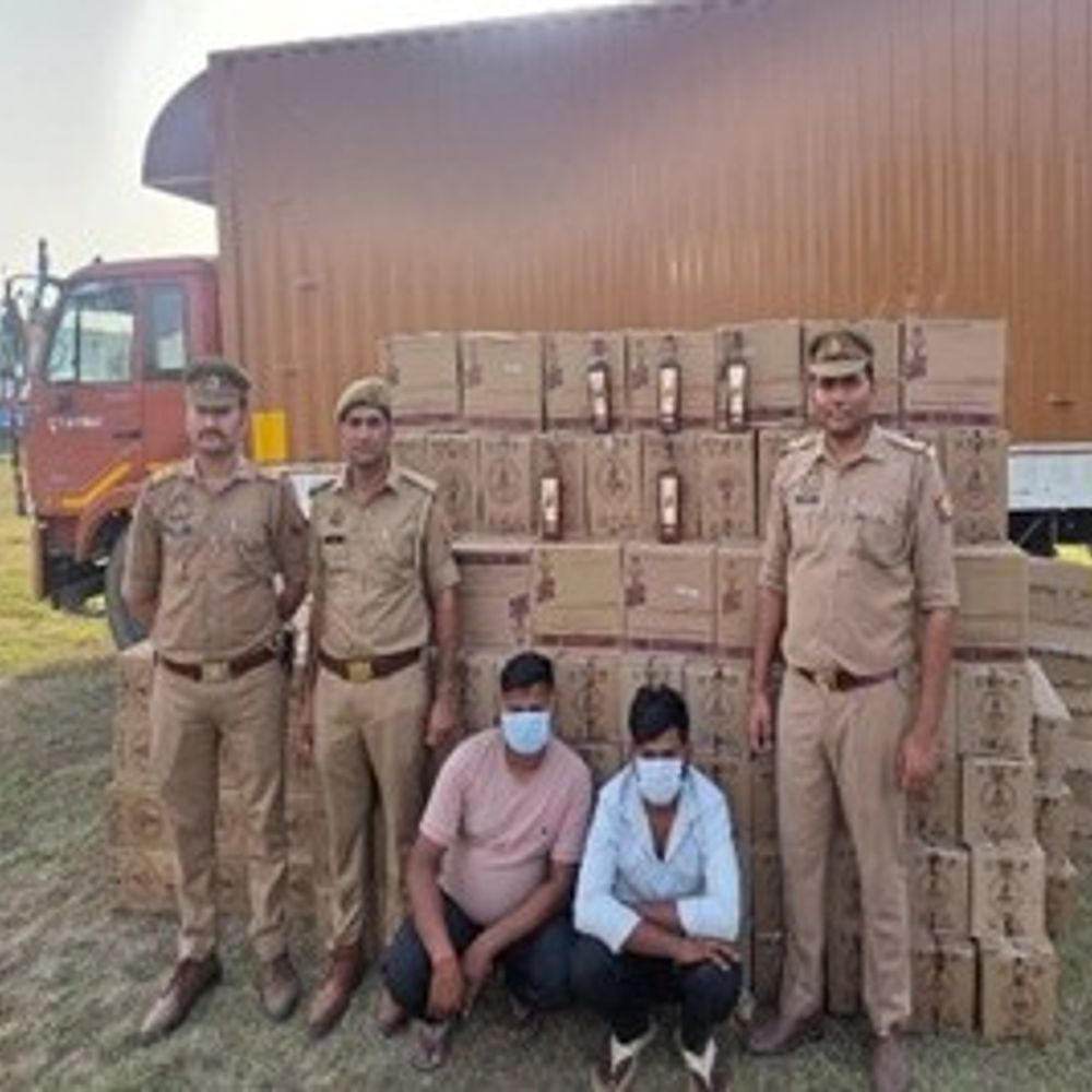 हापुड़ में 18 लाख की अवैध शराब पकड़ी गई:हरियाणा से बिहार ले जाई जा रही थी शराब की खेप, दो तस्कर गिरफ्तार