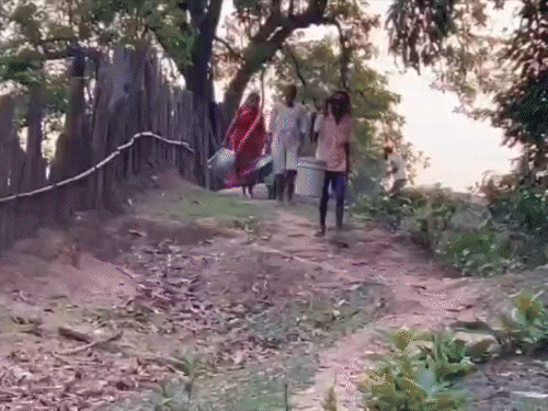 लातेहार के नैना गांव का एकमात्र कुआं धंसा:  300 लोग नदी का पानी पीने को मजबूर, नल-जल योजना पूरी तरह पड़ गई ठप – latehar News