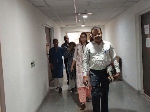 मनीषा हवलदार ने पैसों के लिए NEET पेपर लीक किया:  सवाल देकर मंधारे के साथ चैट डिलीट की, नोट्स जलाए; CBI को 6 दिन की रिमांड मिली