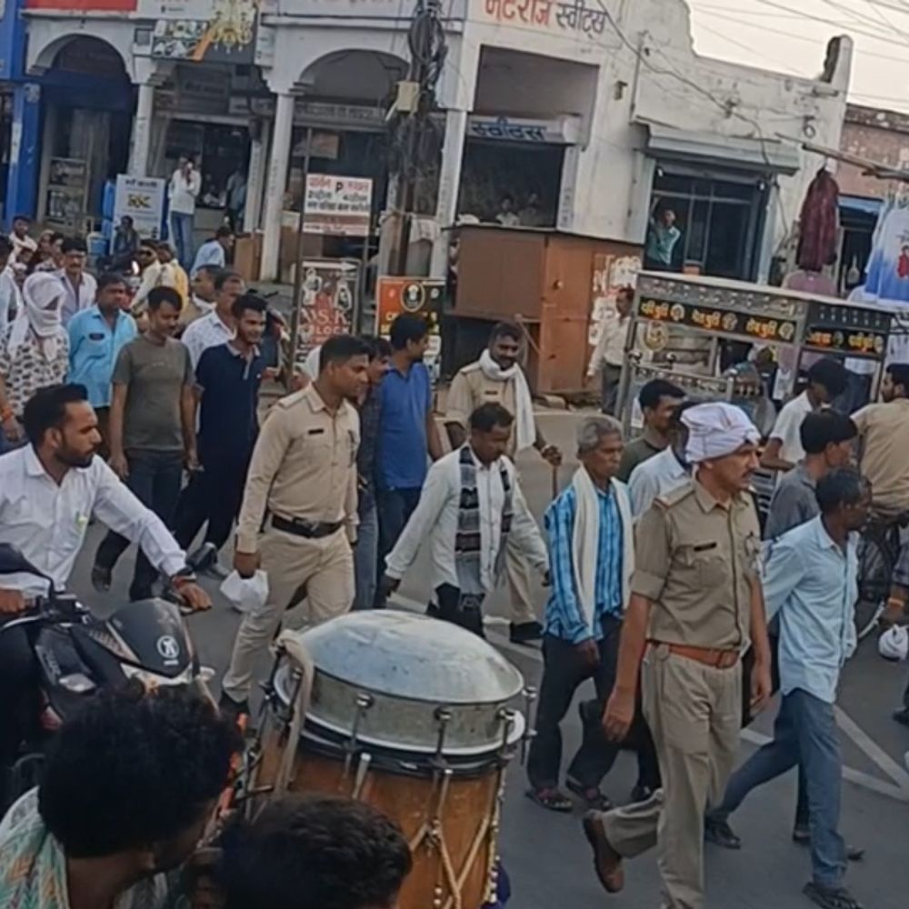 सिवनी के मंगलीपीठ में जुए के अड्डे पर दबिश:  कोतवाली पुलिस ने 17 सटोरियों को पकड़ा; आरोपियों को पैदल थाने ले गई – Seoni News