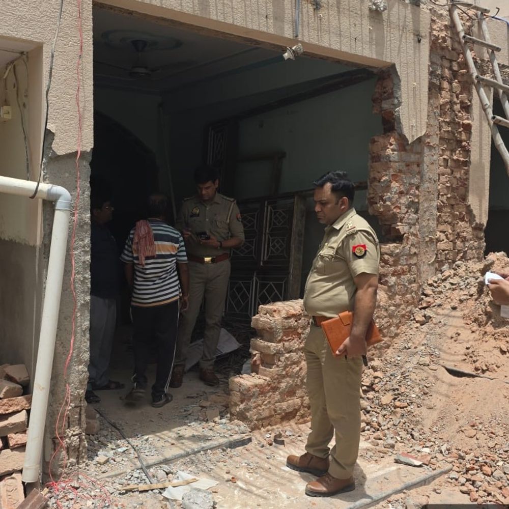 मथुरा में मकान का छज्जा गिरा, मजदूर की मौत:  मकान में मरम्मत और तोड़फोड़ का चल रहा था काम, साथी घायल – Mathura News