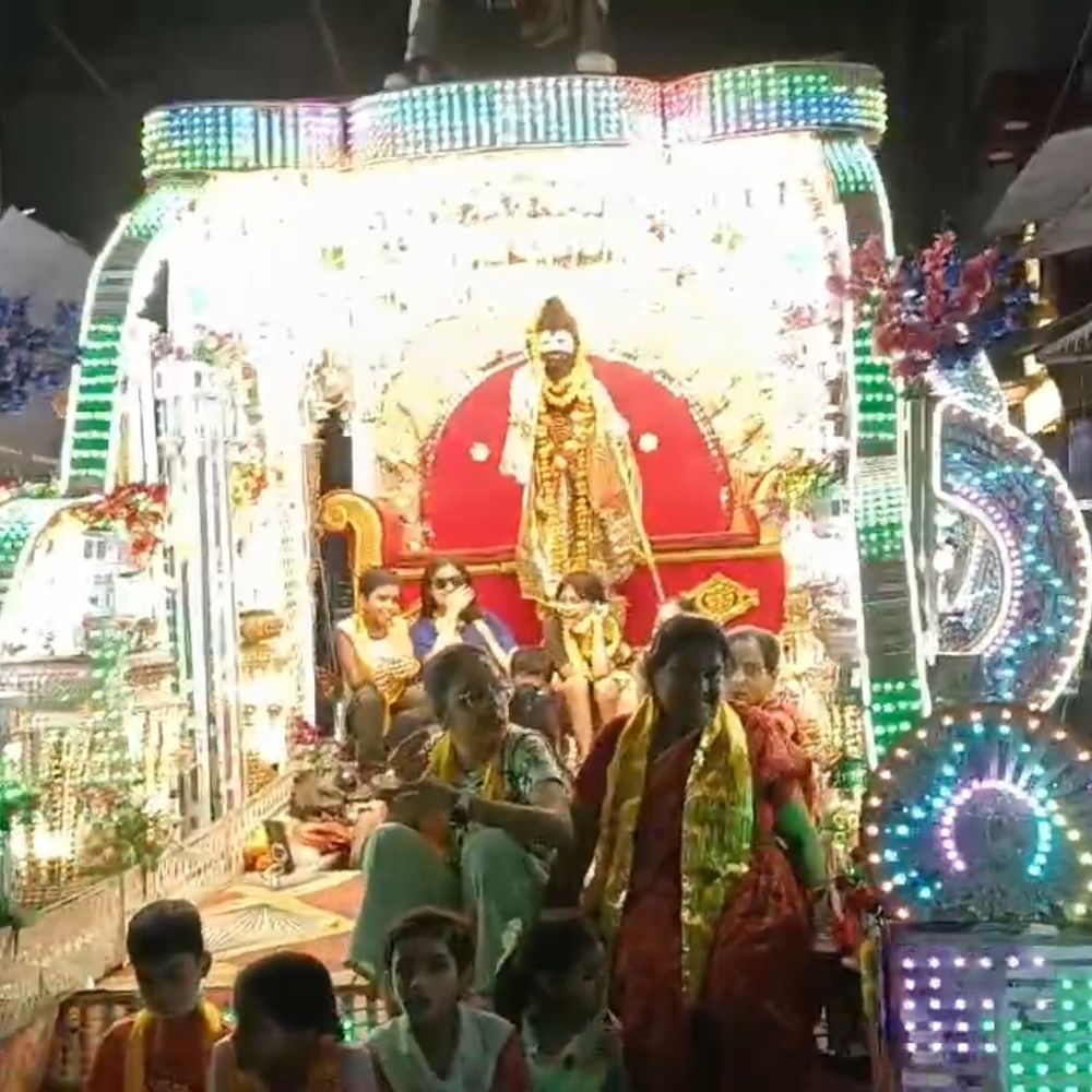 फिरोजाबाद में भगवान परशुराम शोभायात्रा, मुस्लिम समाज ने किया स्वागत:शोभायात्रा में पुष्पवर्षा कर पेश की भाईचारे की मिसाल