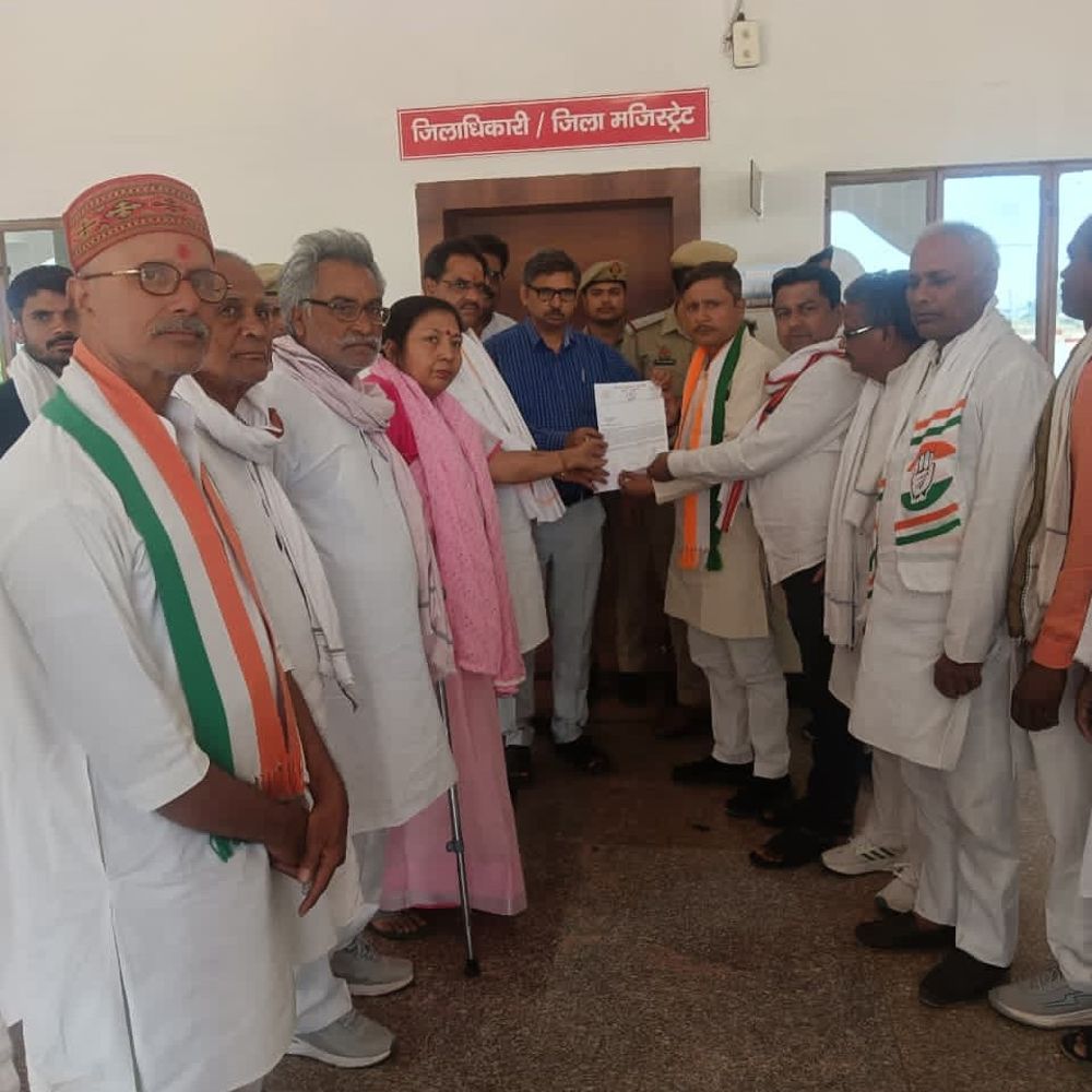 चंदौली में कांग्रेस ने DM को सौंपा ज्ञापन:महोबा में दलित छात्रा दरिंदगी पर राज्यपाल से न्याय की मांग