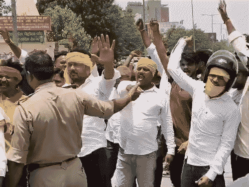 वाराणसी-फूलपुर में युवक को पीटने वाले इंस्पेक्टर से छिनी थानेदारी:  हंगामा और फजीहत के बाद अतुल सिंह निलंबित, जांच के लिए CP का आश्वासन – Varanasi News