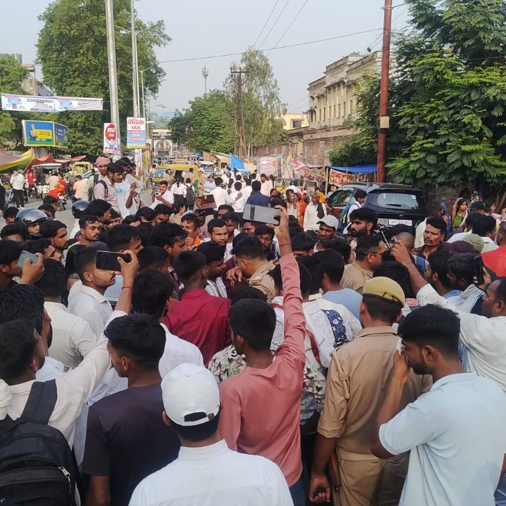 सेंटर पर एंट्री न मिलने से रो पड़ी छात्रा, VIDEO:गोरखपुर में 100 से अधिक को एग्जाम देने से रोका, अभ्यर्थियों ने सड़क जाम किया