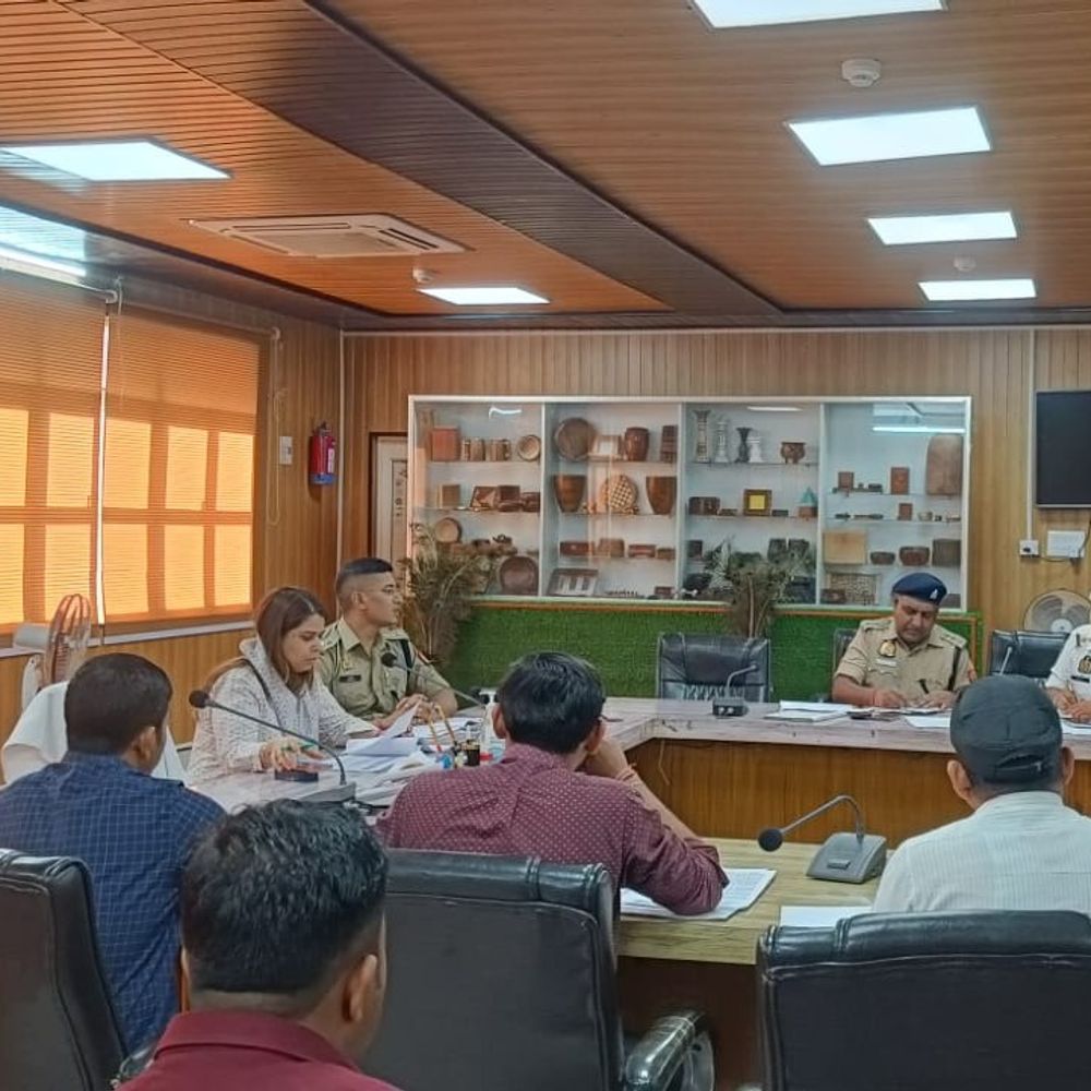 बिजनौर में सड़क सुरक्षा बैठक:जिलाधिकारी ने दिए दुर्घटना रोकने के निर्देश, जन-जागरूकता बढ़ाने पर समीक्षा की