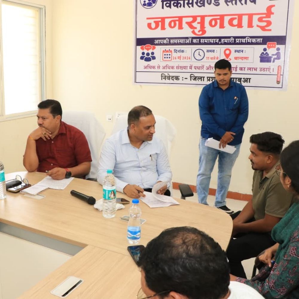 थांदला जनसुनवाई में कलेक्टर ने सुनीं 119 शिकायतें:  सड़क, पेयजल, पेंशन पर दिए समाधान के निर्देश; आयुष्मान कार्ड और लाड़ली लक्ष्मी पत्र बांटे – Jhabua News