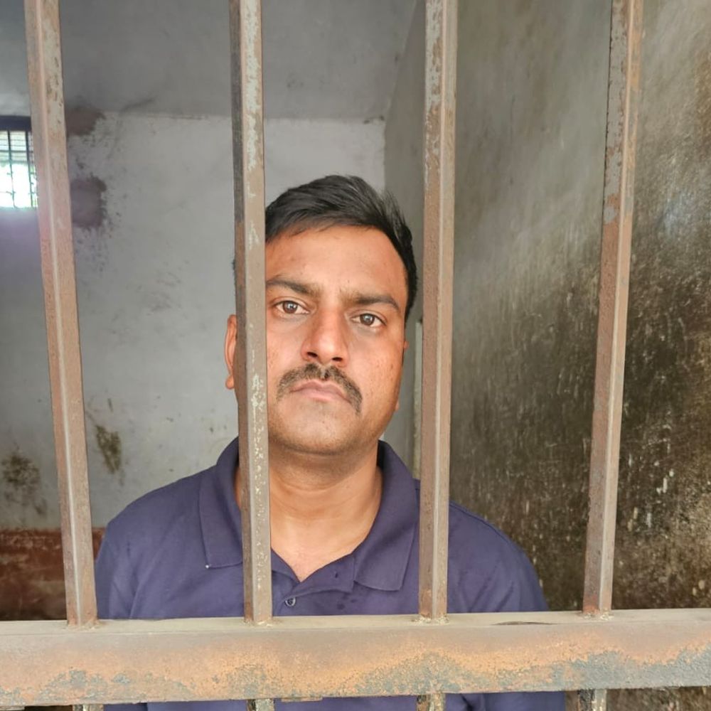 झांसी में बर्खास्त सिपाही रजत ने कोर्ट में किया सरेंडर:गर्लफ्रेंड के साथ मिलकर सट्टा चला रहा था, फ्लैट से मिला था 1.46 करोड़ का सोना-चांदी