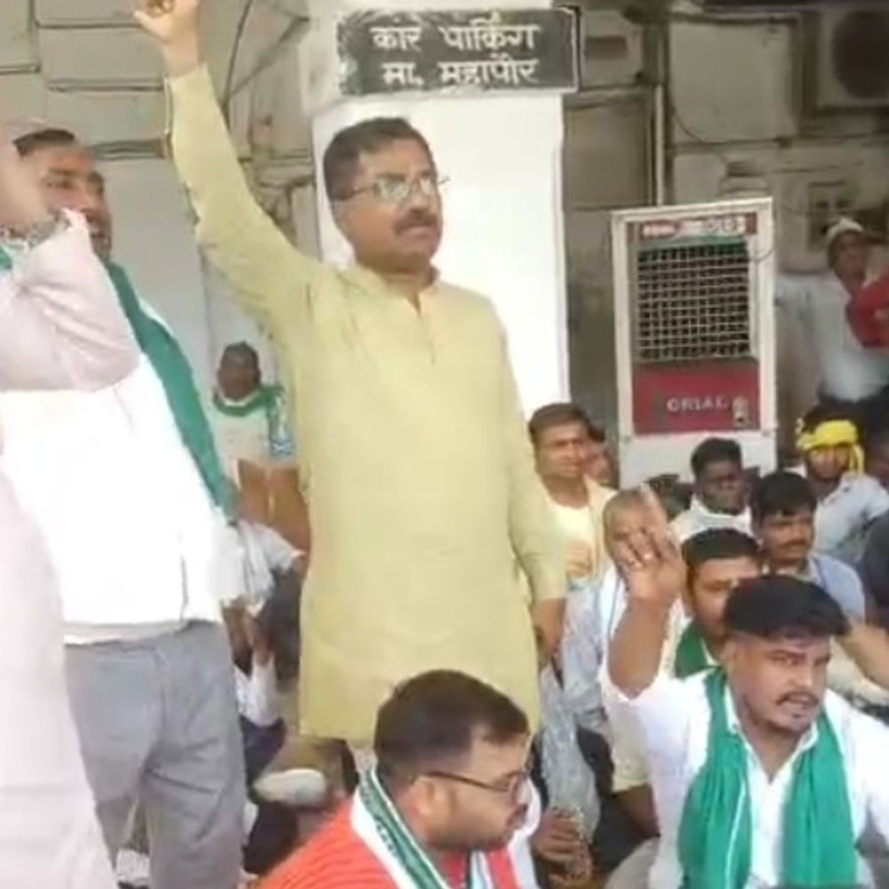 नगर निगम मुख्यालय पर किसानों का प्रदर्शन:लखनऊ में जुटे किसानों ने लगाए नारे, पटरी दुकानदारों के शोषण का आरोप