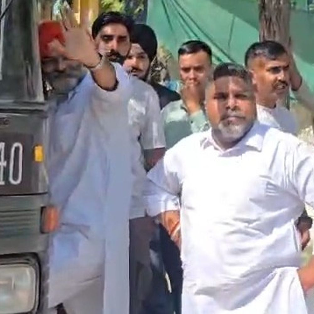 फरीदकोट चुनाव में भाजपा नेता पर बवाल:  AAP-कांग्रेस ने वोट प्रभावित करने के लगाए आरोप; सैन्य परिवारों से बातचीत का वीडियो वायरल – Faridkot News