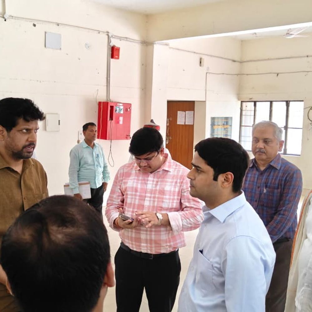 मऊ डीएम ने किया ईवीएम-वीवीपैट वेयरहाउस का निरीक्षण:सुरक्षा व्यवस्था की समीक्षा, आयोग की गाइडलाइन पालन के दिए निर्देश