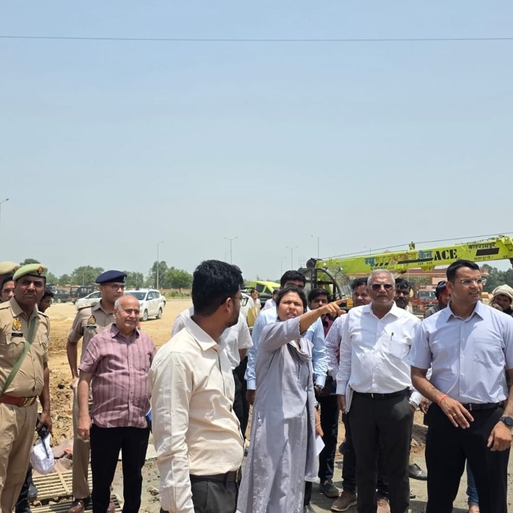 बलरामपुर में मां पाटेश्वरी विश्वविद्यालय और रिंग रोड का निरीक्षण:मंडलायुक्त बोले- समय पर काम पूरा नहीं हुआ तो लगेगा जुर्माना