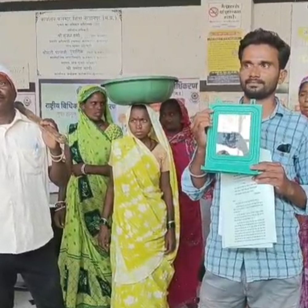 दो माह का अंगूठा लगवाया, एक महीने का राशन दिया:  धांधली की शिकायत करने बुरहानपुर कलेक्ट्रेट पहुंचे ग्रामीण; आईना भी साथ लाए – Burhanpur (MP) News