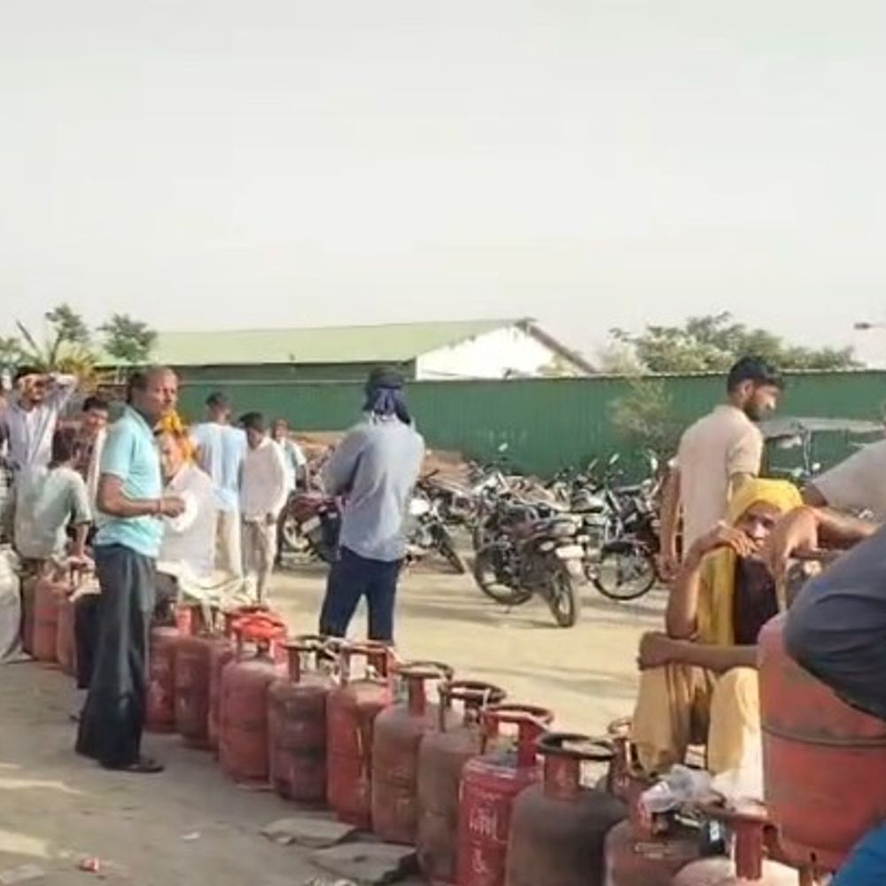 पन्ना में एजेंसी पर सिलेंडर कम, रसीदें ज्यादा:342 सिलेंडर के लिए से हजार से अधिक रसीदें काटीं; भीषण गर्मी में जनता गुस्साएं