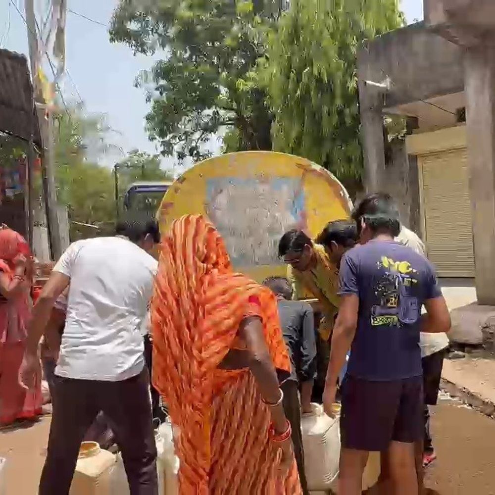 पथरिया में पार्षद दे रही 4 टैंकर मुफ्त पानी:  वार्ड में दूषित पानी की समस्या पर निजी खर्च से पहल – Damoh News